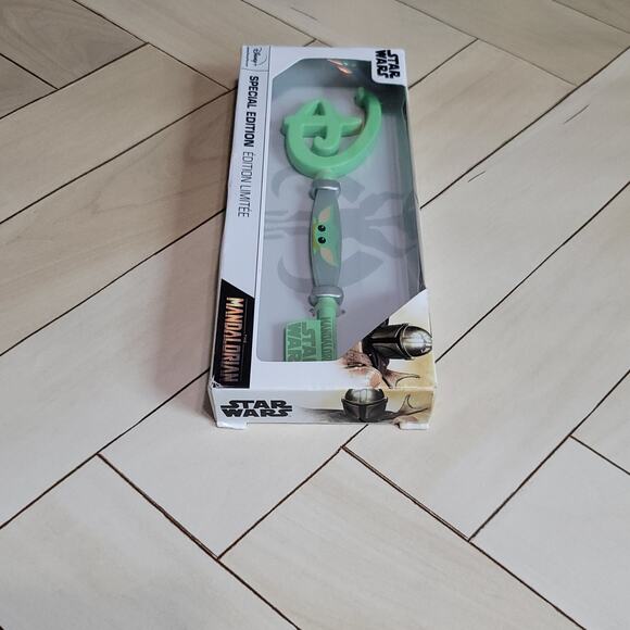 Disney Star Wars Mandalorian Special Edition Collectible Green Key Grogu - Picture 4 of 13